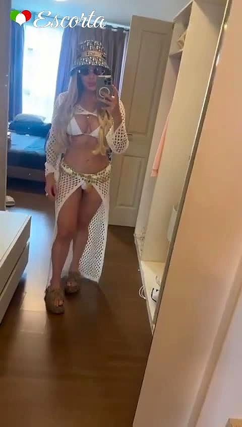 Amanda Video Background