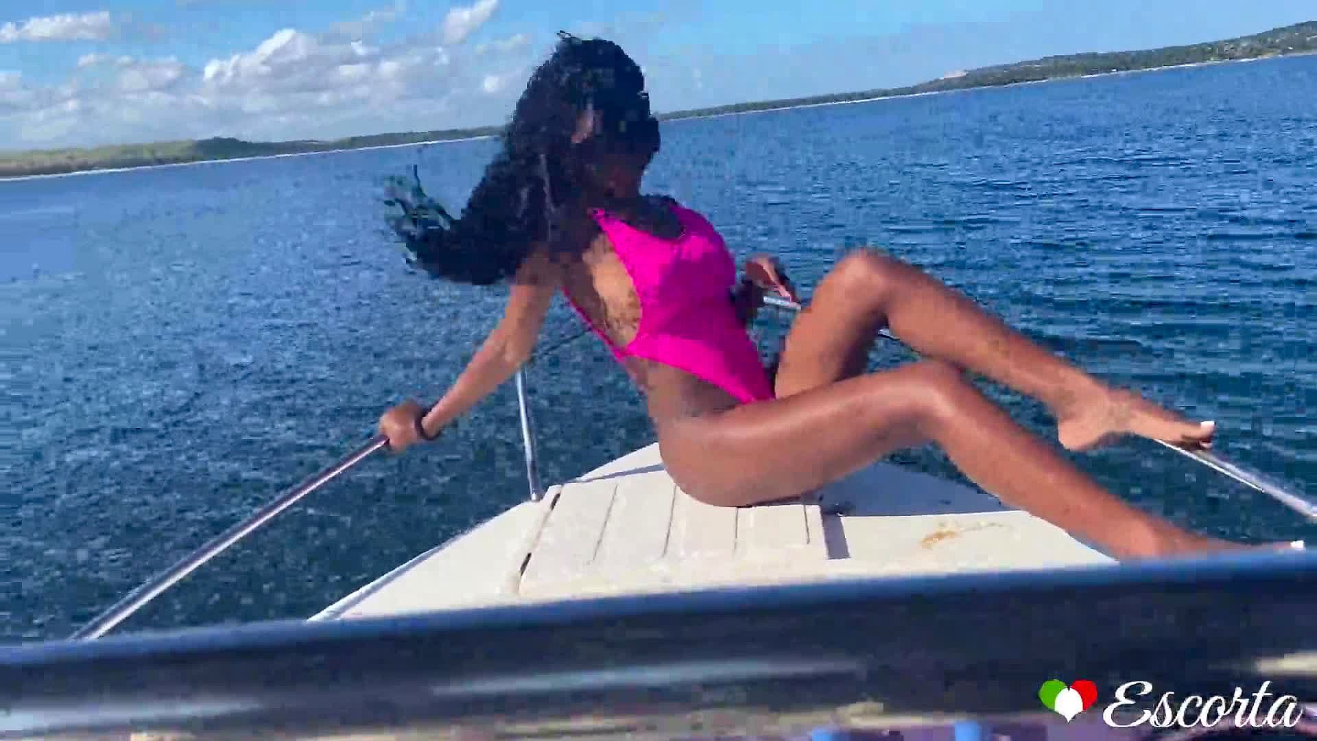 Naomi Massaggi Video Sfondo