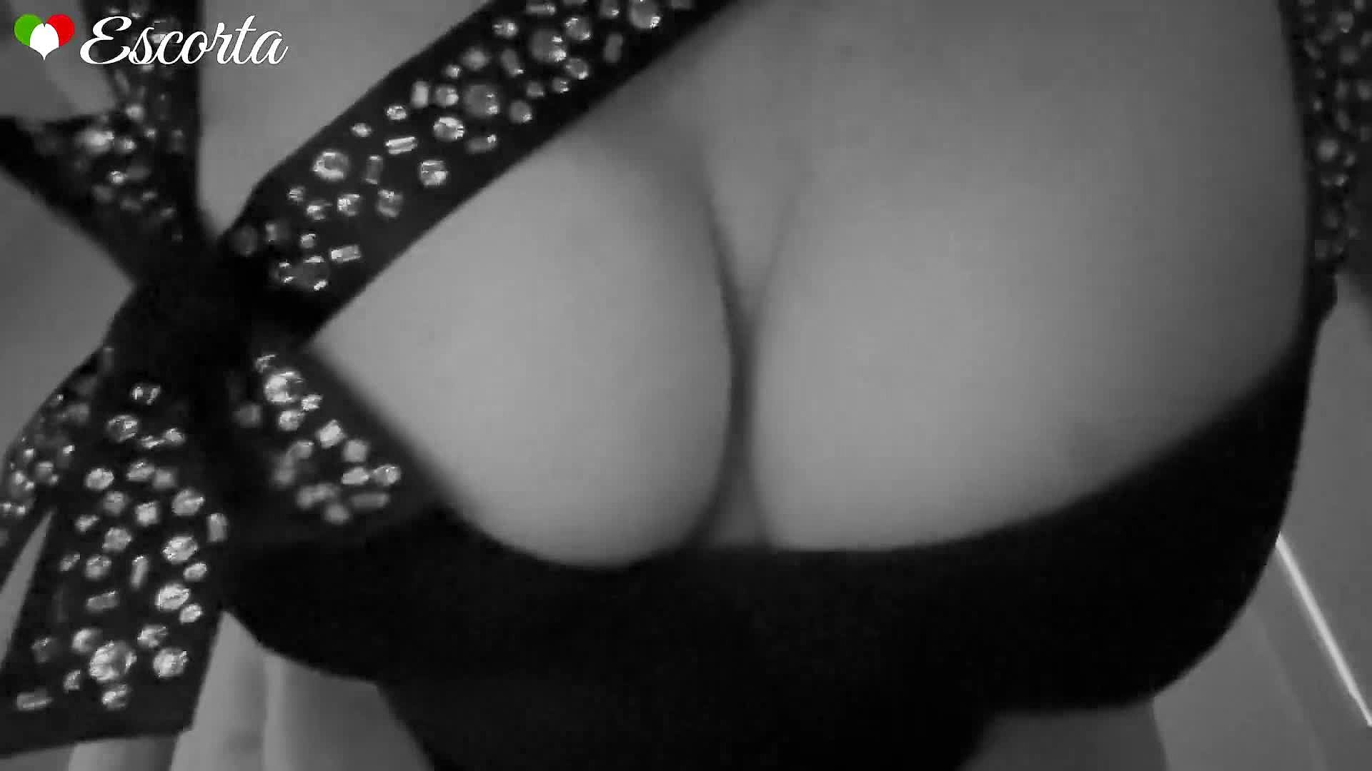 Italiana Curvy Video Background