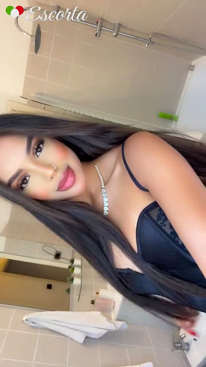 Karolline Video Background