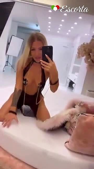 Ella Video Sfondo