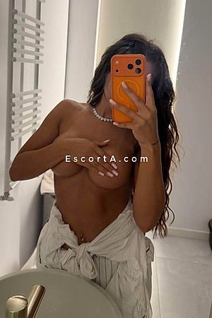Karly Foto #3