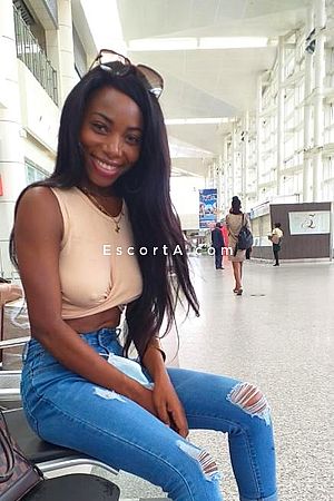 Dea Naomi Black Massaggi - Roma Escorts