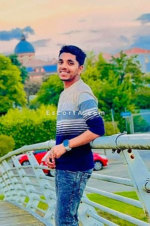 kawsar - Uomo cerca donna Asti