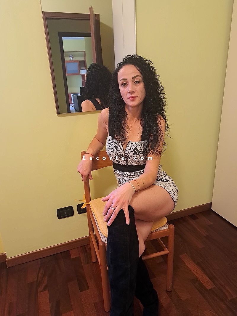 Donna cerca uomo escort GLORIA a Bergamo - EscortA