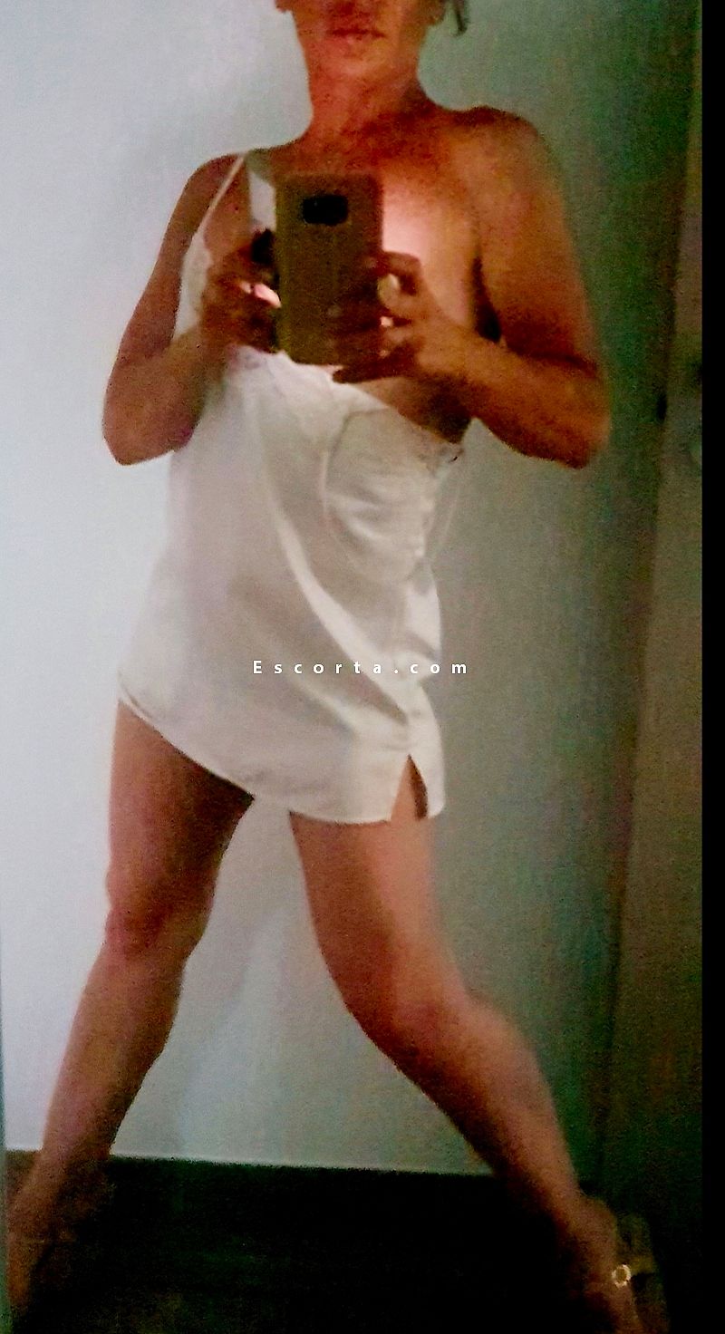 Donna cerca uomo escort Alice a Genova - EscortA