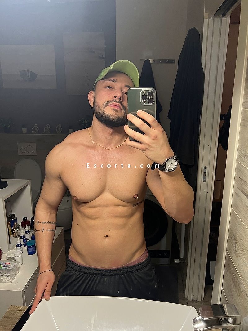 Uomo cerca donna escort Enzo brasiliano a Milano Scaduto - EscortA