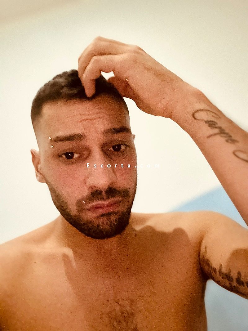 Uomo cerca donna escort Valerio a Paternò 347 633 6977 - EscortA
