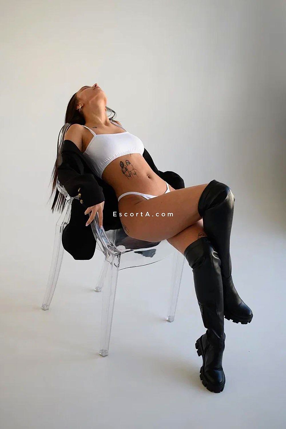 Donna cerca uomo escort Erika a Roma - EscortA